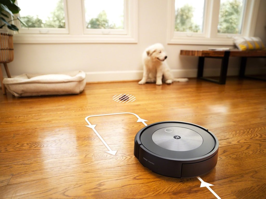 Robot stofzuiger in woonkamer met hond.