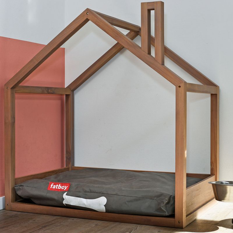 Een stijlvol hondenbed met een houten frame in de vorm van een huis, inclusief een comfortabel kussen.